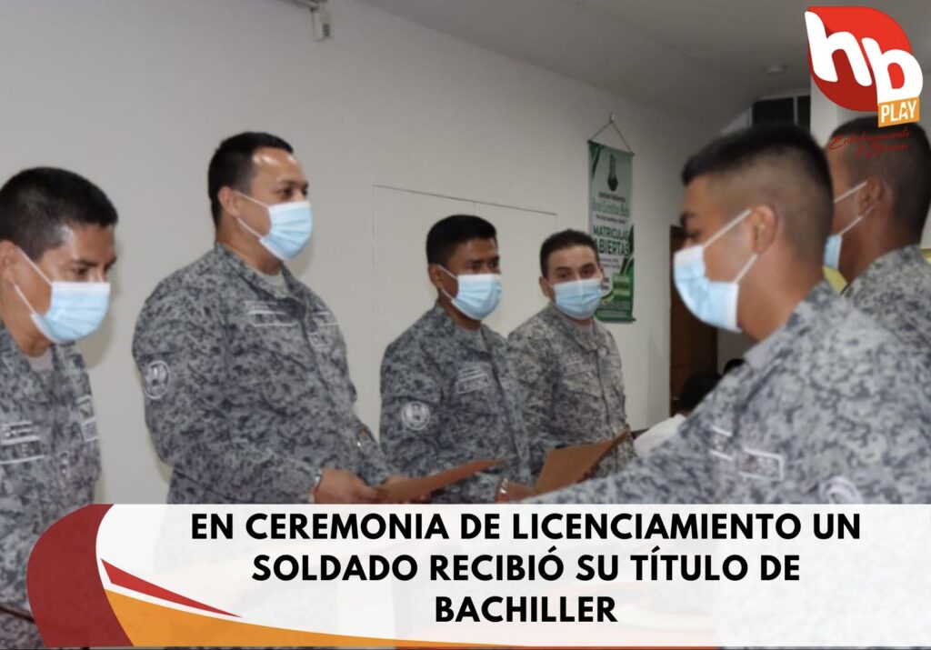 En ceremonia de licenciamiento un soldado recibió su título de